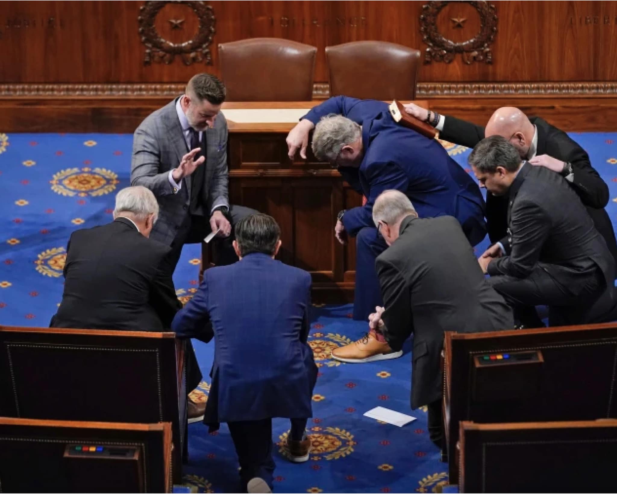 前議長麥卡錫今年1月爭取議長寶座時，強生及其他基督徒眾議員為他跪地禱告。後來他爭取到14席議員的票順利當上議長。（圖／翻攝自FB@Congressman Greg Steube）